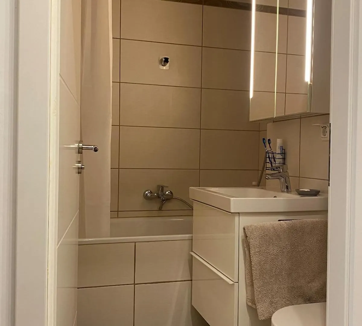 Large Cozy Studio With Balcony And Kitchen At Pasing 뮌헨 아파트